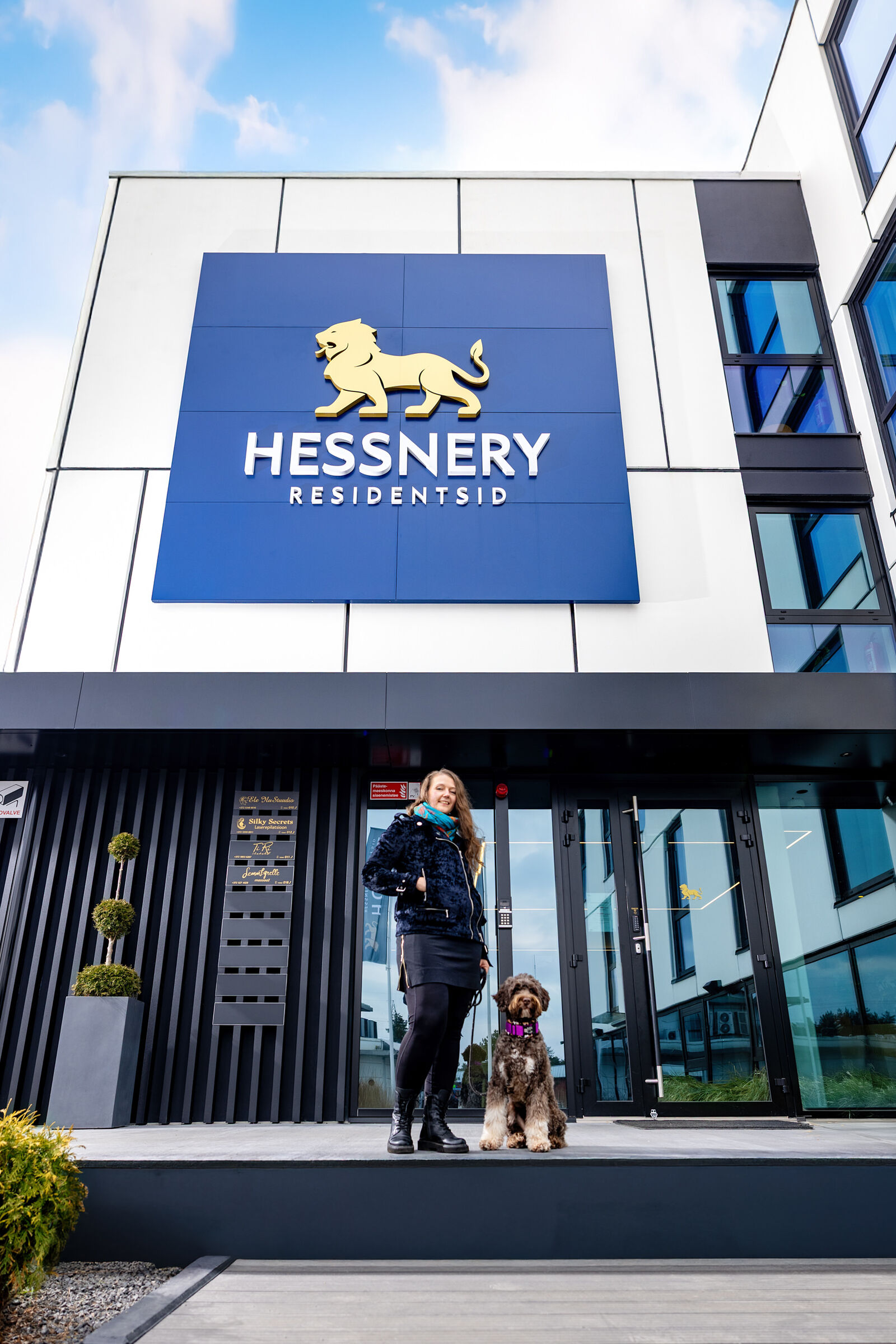 Gast mit Hund am Eingang des Hessnery — haustierfreundliches Hotel